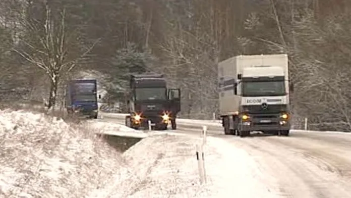 Na Vysočině měly problémy kamiony zejména v kopcích mezi Jihlavou a Pelhřimovem.