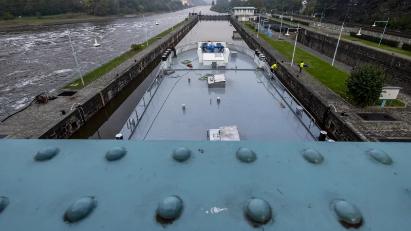 Plavba tankeru po Labi