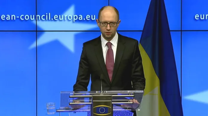 Arsenij Jaceňuk na tiskové konferenci v Bruselu