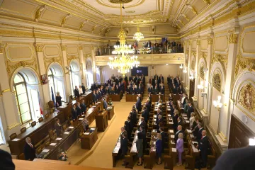 Poslanci složili slib. Tři se vzdali mandátu