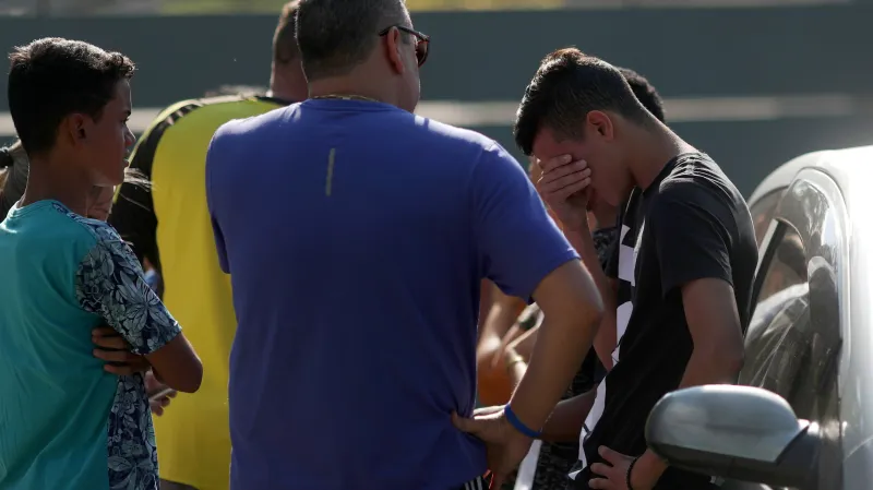 Lidé čekají před centrem Ninho de Urubu na zprávy o hráčích