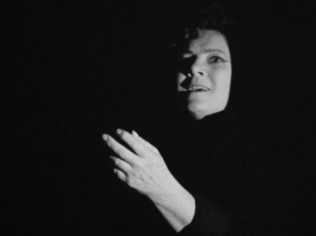 V 60. letech spolupracovala s rozhlasem, dabovala a točila filmy. Spolupracovala s StB, avšak po srpnu 1968 a hlavně podpisu Charty 77 se její situace radikálně změnila. Komunisté veškeré její umělecké aktivity zakázali. Herečka tak přešla k projektu takzvaného „bytového divadla“, ve kterém se hrály kusy především zakázaných autorů. Právě z takového představení nazvaného Dávno, dávno již tomu (Zpráva o pohřbívání v Čechách) je pořízena tato fotografie.