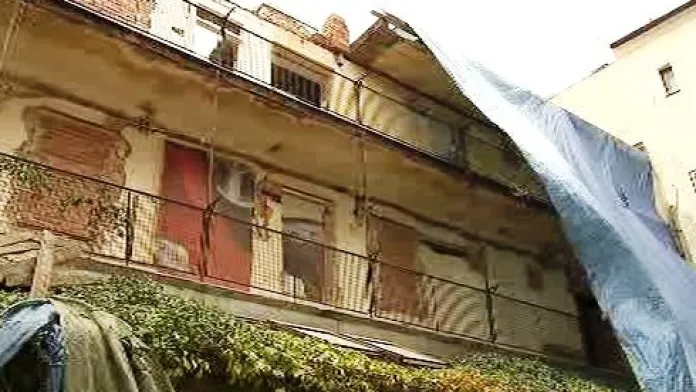 V Soukenické ulici v centru Prahy se zřítila tři patra stropů činžovního domu.