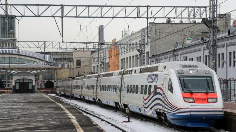Vlaky nazvané Allegro zůstávají do víkendu jediným železničním spojením Ruska a EU. Spoji z Helsinek do Petrohradu mohou však cestovat jen občané Finska a Ruska, musí také doložit covidové certifikáty. V pondělí tyto vlaky jezdit přestanou