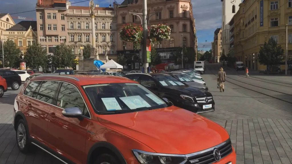 Výstava aut na náměstí Svobody končí