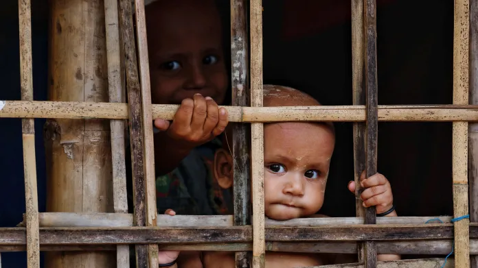 Děti z řad etnika Rohingů v táboře v Bangladéši