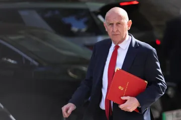 Britský ministr obrany John Healey po sporu s premiérem rezignoval