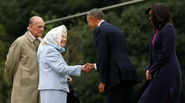 Obama dorazil na oběd s Alžbětou II.