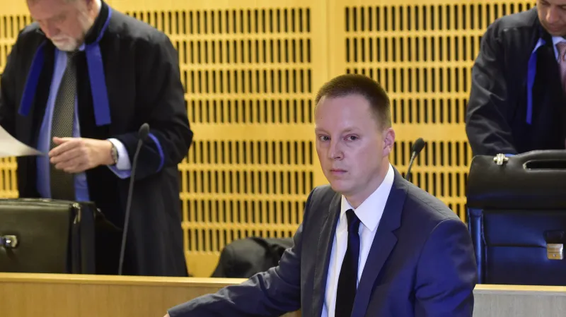 Obžalovaný úředník Jiří Staněk, v pozadí advokát bývalé ministryně Tomáš Sokol