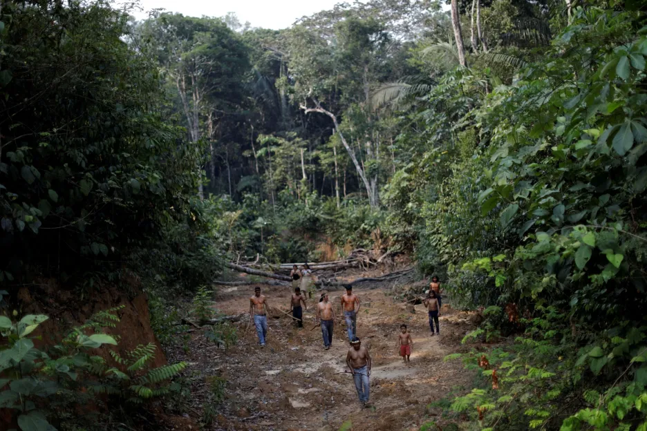 Domorodci z kmene Mura procházejí odlesněnou částí pralesa v blízkosti oblasti Humaita