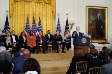 Biden připomněl druhé výročí útoku na Kapitol. Obránce ocenil medailemi