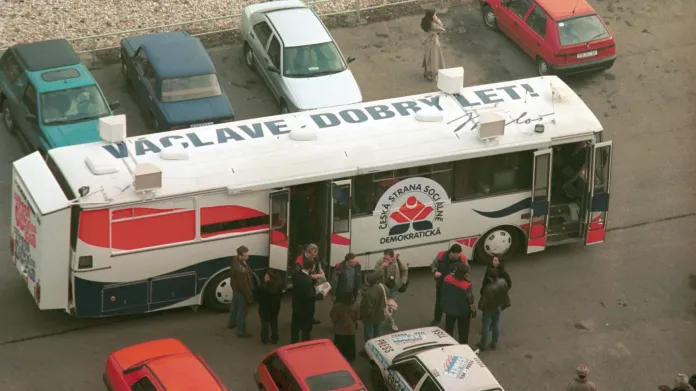 Autobus Zemák, který neodmyslitelně patřil ke kampani ČSSD nejen v roce 1996