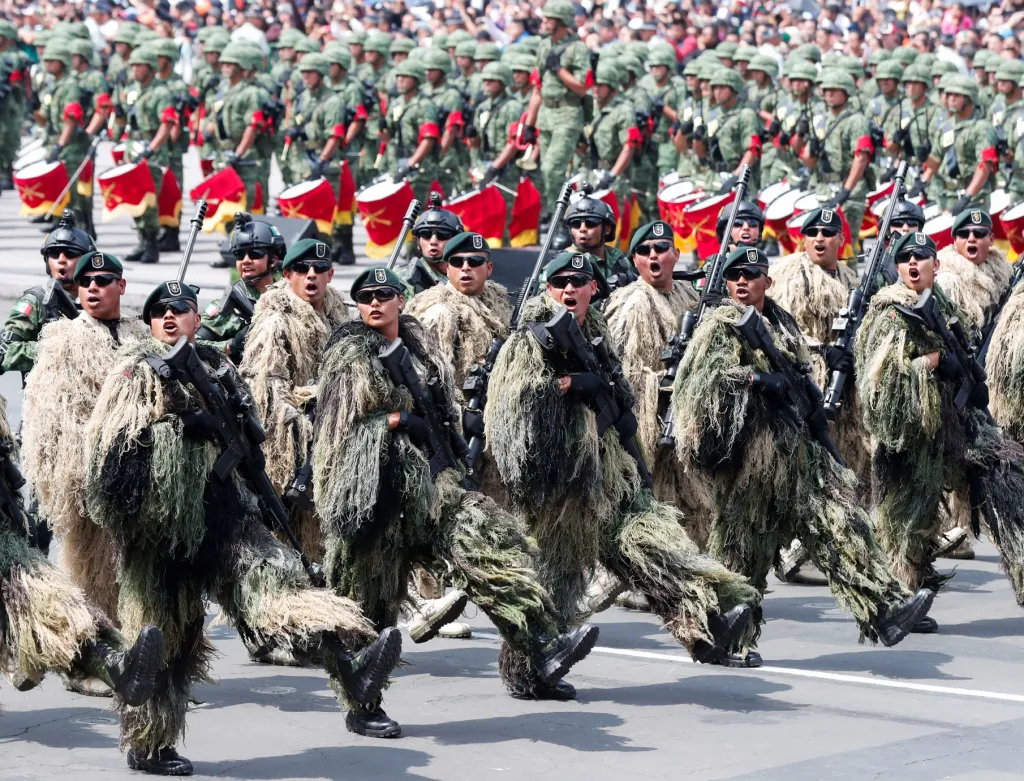 Speciální jednotky, mezi nimiž nechyběly ženy, se představily v maskovacím oblečení