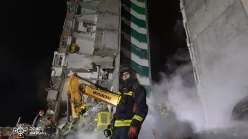 Hasiči a těžká technika v zasažené Darnycké čtvrti v Kyjevě (15. 5. 2026)