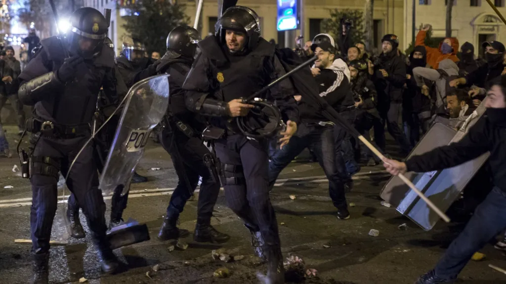 V Madridu se během protestů proti vládě střetla policie s demonstranty