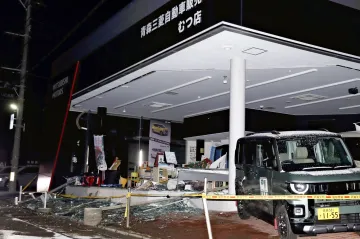 Japonsko hlásí po zemětřesení 30 zraněných. Možné jsou i další otřesy