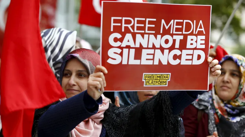 Demonstrace proti policejnímu zátahu v budovách Koza-Ipek Holding