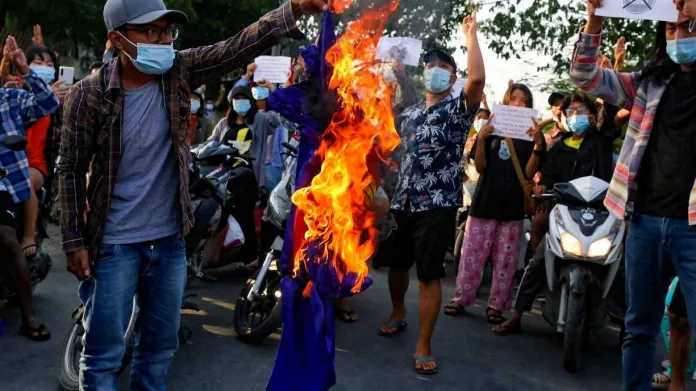 Protestující v Myanmaru zapalují vlajku ASEAN