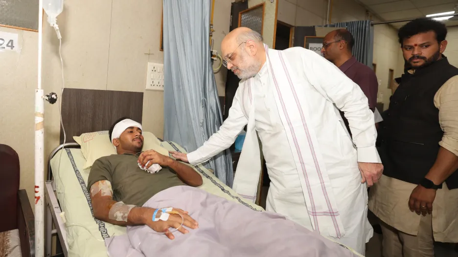 Jediný přeživší Viswashkumar Ramesh spolu s indickým ministrem vnitra Amitem Shahem