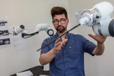 Drážďanský orchestr poprvé dirigoval tříruký robot