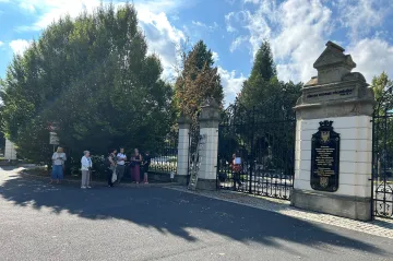 Vandalové poničili desítky hrobů na hřbitově v Olomouci