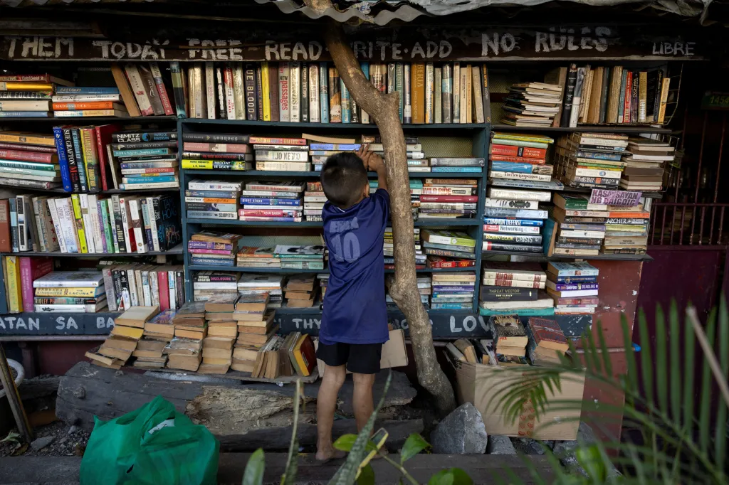 Podle Guanlaa mnoho dětí nemá kvůli nákladům přístup ke knihám a tamní považují vzdělání za luxus
