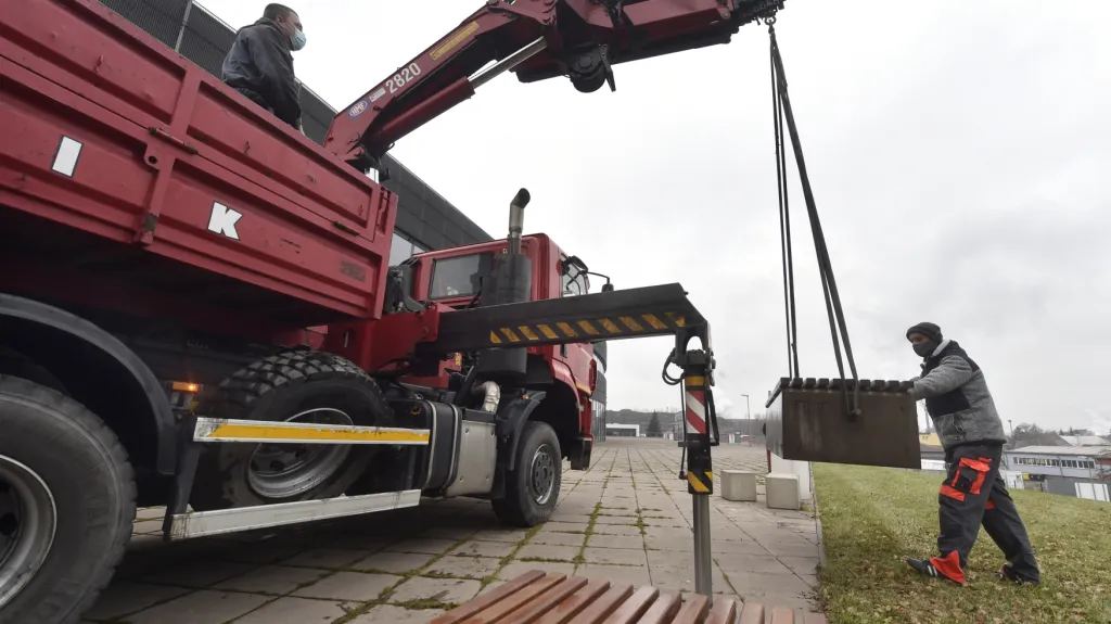 V Třinci nainstalovali speciální lavičky z těžkého betonu