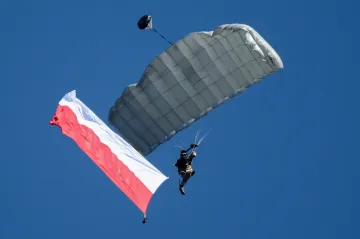 Den polské armády oslavila Varšava přehlídkou. Ukázala techniku, která má odstrašit Východ