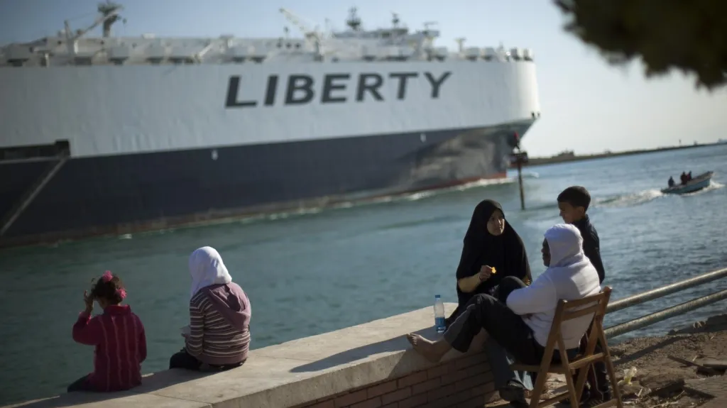 Nákladní loď v Suezském průplavu