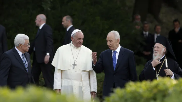 Mahmúd Abbás (vlevo), papež František (uprostřed) a Šimon Peres (vpravo) při společném setkání ve vatikánských zahradách