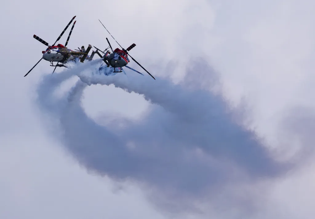 Akrobatický tým Sarang indického letectva vystupuje na vrtulnících HAL Dhruv