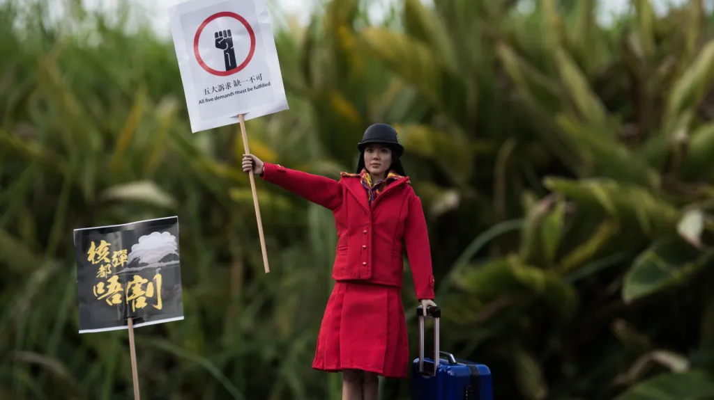 Miniatura letušky s transparentem při protestu na podporu propuštěných zaměstnanců aerolinek