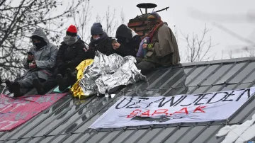 Aktivisté protestují proti bourání domků v osadě Bedřiška