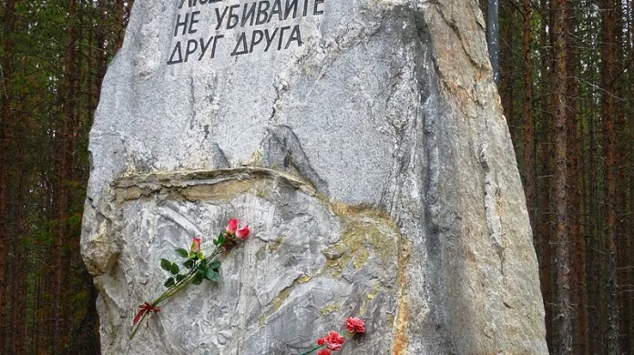 Kamenný pomník v Sandarmohu