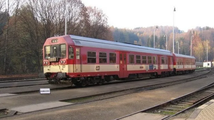 Osobní vlak z Harrachova v Tanvaldu