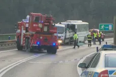 Autobus u Nové Vsi na Mělnicku narazil do nákladního auta. Jeden člověk zemřel, mezi zraněnými jsou děti