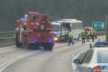 Autobus u Nové Vsi na Mělnicku narazil do nákladního auta. Jeden člověk zemřel, mezi zraněnými jsou děti