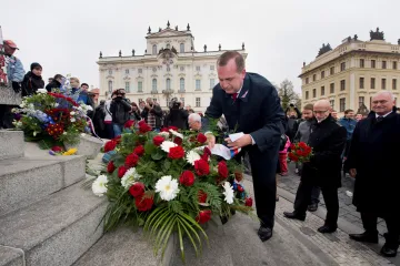 Rektoři se sešli před Pražským hradem, dovnitř nešli