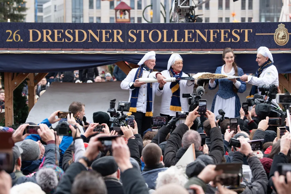 V Drážďanech nakrojili skoro čtyřtunovou štólu