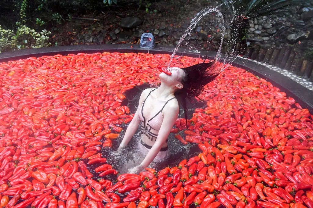 Účastnice soutěže v pojídání chilli papriček na horkém prameni v čínském městě I-čchun