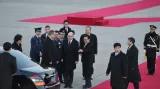 Premiér Bohuslav Sobotka s ministrem dopravy Danem Ťokem na letišti v Soulu