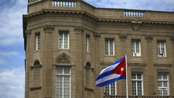 Kubánská vlajka před velvyslanectvím ve Washingtonu