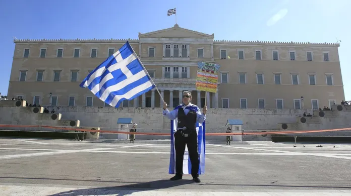 Demonstrant před řeckým parlamentem
