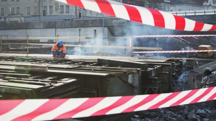 Rozebírání mostu u Hlavního nádraží v Plzni