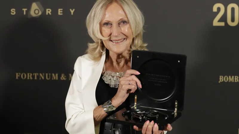 Eva Jiřičná při převzetí medaile za celoživotní dílo na Londýnském festivalu designu v září 2018