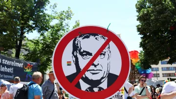 Protestní plakát proti maďarskému premiérovi Viktoru Orbánovi