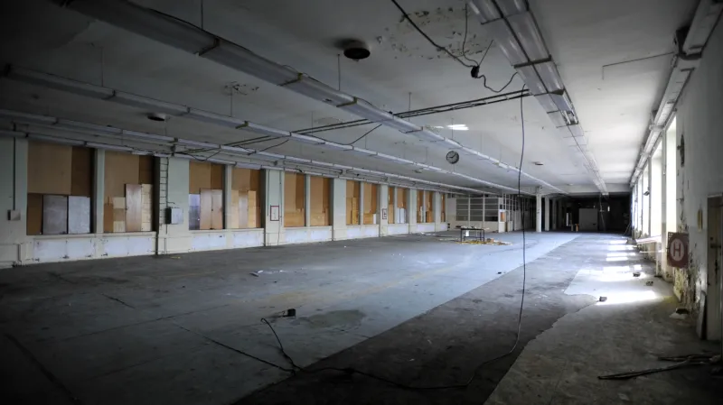 Chátrající areál bývalé továrny Tesla Pardubice