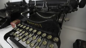 Americký psací stroj Corona s azbukou