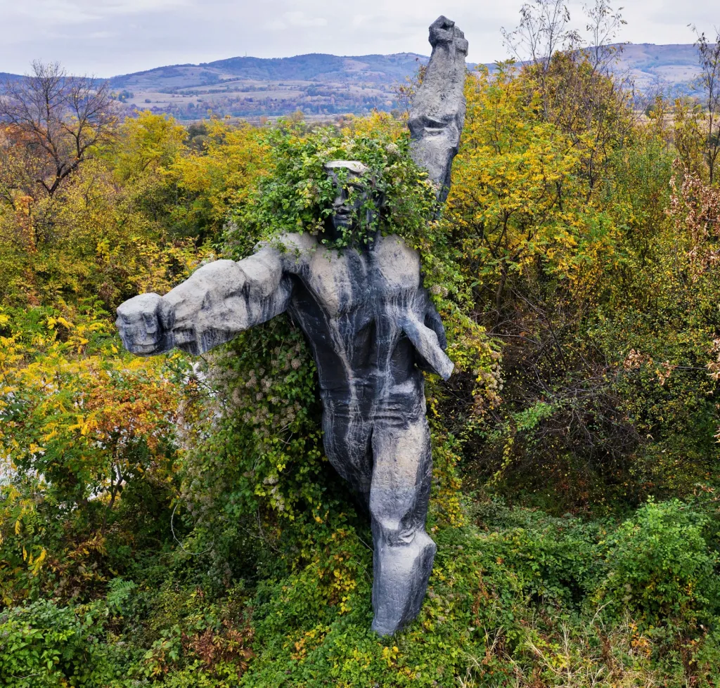 Amos Chapple věnoval pozornost silničnímu památníku, který zarůstá vegetací v severovýchodním cípu Bulharska. „Zapomenutý komunista“ je dalším nominovaným snímkem v kategorii Umění a kultura (samostatná fotografie).