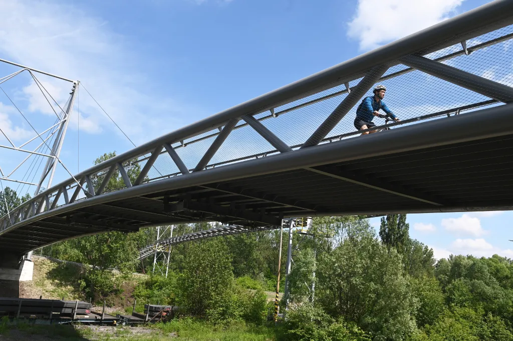 Nově vybudovaná lávka přes řeku Ostravici